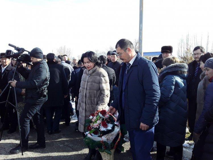 Ауған соғысына қатысқан әскерлерді еске алуға арналған ескерткішке гүл шоқтарын қойды