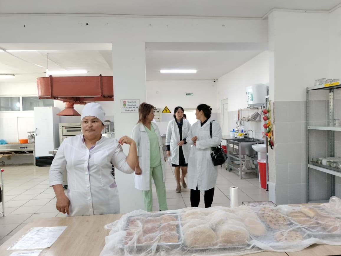 Бракераждық комиссия мүшелерінің асхананы зерделеуі